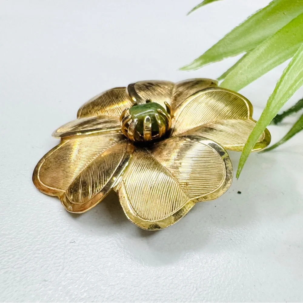 Vintage 60s Retro Nephrite Jade Center Clover Petal Textured Flower Brooch